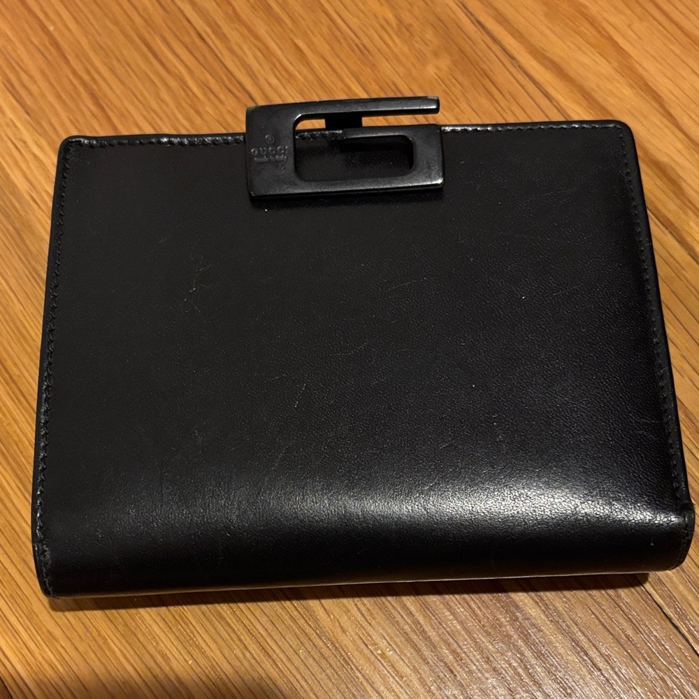Authentic GUCCI Black Leather Wallet with Metal Clasp - Picture 2 of 8